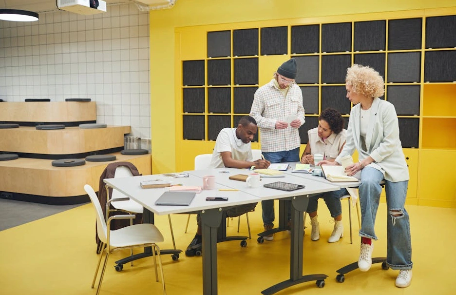 Zespół kreatywny Brand Pulse Consulting podczas burzy mózgów nad strategią marki.